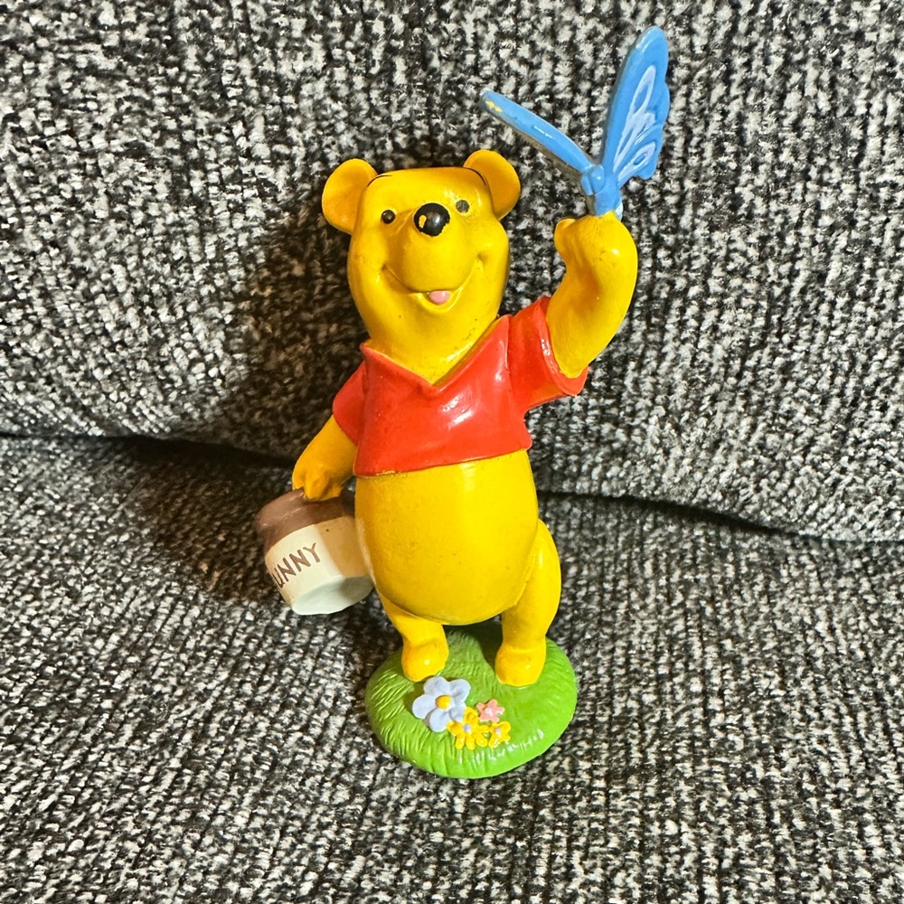 Vintage Disney Store Lil Classics Winnie
The Pooh Butterfly Toy Figure #605 PVC